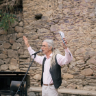 L’escriptor Enric Casasses, ahir en plena acció poètica a la plaça Major de Sorpe.