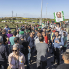 Los agricultores ocuparon durante una hora y media la rotonda de la A-2 y luego partieron en una marcha lenta hasta Tarroja.