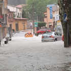 Dos cotxes que van quedar atrapats pel granís i la pluja.