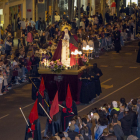 Centeneres de asistentes durante el paso de la procesión en la avenida Catalunya. 