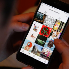 Una persona mira publicaciones en Instagram de The Covid Art Museu, la primera galería virtual de obras inspiradas en el coronavirus. Imagen del 6 de abril de 2020.