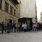 Profesores y alumnos de la Escola d’Art Leandre Cristòfol, en el estreno ayer de la instalación dedicada a Josep Vallverdú en la plaza Paeria.