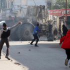 Palestinos lanzan piedras en medio de enfrentamientos con tropas israelíes en Yenín.