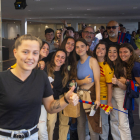 Claudia Pina, ahir al Garatge Dalmau de Lleida, davant de la llarga fila de fans.