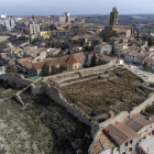 Les restes del castell en primer terme, vora Sant Domènec i amb l’església de Santa Maria al capdavant.