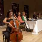 La violonchelista de Cervera Júlia Bonet interpretó a Bach, ayer en la presentación del certamen.