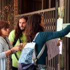 Varios miembros de USTEC ante el departamento de Educación en Barcelona enganchando carteles en las puertas.