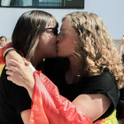 Desenes de persones es fan petons a Bezana (Cantàbria) contra la retirada del film "Lightyear"