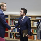 Aragonès y Serret saludando ayer al presidente de la misión europea, Jeroen Lenaers.