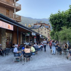 Les terrasses en un dels carrers cèntrics de Rialp, al Pallars Sobirà, plenes de visitants aquest cap de setmana