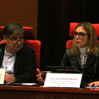El director de Catalunya Ràdio, Sigfrid Gras, amb la presidenta de la CCMA, Rosa Romà, aquest divendres al Parlament