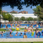 Banyistes que ahir van anar a les piscines a Balàfia per fer front a la calor.