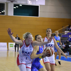 Taylor Koenen, defendiendo a Etxarri en un partido en La Seu.