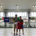 Íker Bosch y Pol Franci, en una foto reciente en el pabellón de Bell-lloc, con la camiseta del club.