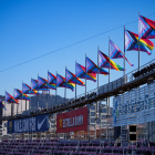 Banderes LGTBI al Camp Nou.