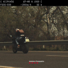 Imatge de la motocicleta en plena infracció.
