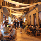 Trenta locals del centre històric de Balaguer celebren la Nit del Comerç