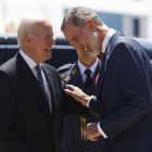 El rei Felip VI va rebre el president Joe Biden al peu de l’avió del líder nord-americà a Torrejón.