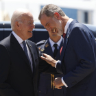 El rey Felipe VI recibió al presidente Joe Biden a pie del avión del líder estadoundense en Torrejón.