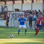 San Emeterio, del Tarassona, passa la pilota pressionat.