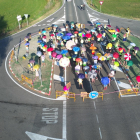 Els manifestants, amb paraigües de colors per exigir més seguretat a l’encreuament mortal de la C-53.