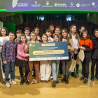 Alumnes de l’escola Sant Ròc de Bossòst recollint ahir el premi a Lleida.
