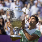 Carlos Alcaraz aixeca el trofeu com a campió de Queen’s.