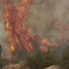 Los bomberos intentan contener un incendio forestal en Dervenochoria, a 50 kilómetros de Atenas.