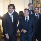 El presidente del Gobierno, Pedro Sánchez , y el presidente de Francia, Emmanuel Macron , conversan a su llegada anoche a la cena de Gala Real para los participantes de la Cumbre de la OTAN.
