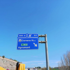 El nuevo cartel de la salida 517 en la A-2 en Cervera ya con las indicaciones en catalán.