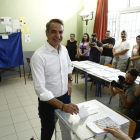 El conservador Kyriakos Mitsotakis, votant ahir en un col·legi electoral.