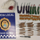 La navaja y los petardos que llevaba el joven que ha irrumpido en la comisaría de la Policía Local de Lloret de Mar