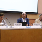 Carmen Cabezas, secretària de Salut Pública, Manel Balcells, conseller de Salut; i Pepe Serrano, pediatre i representant de la Societat Catalana de Pediatria al Consell Assessor de Vacunacions, en roda de premsa