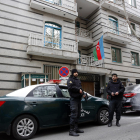 Policías iranís frente a la embajada azerí tras el ataque. 