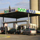 Una gasolinera bonÀrea en el polígono industrial El Segre de Lleida.