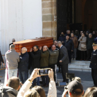 Familiares y amigos en el funeral del sacristán asesinado por Yassinne Kanjaa el miércoles.