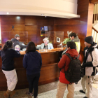Turistas registrándose a su llegada a un hotel de Sort ayer.