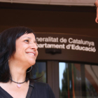La portaveu d'USTEC, Yolanda Segura, a les portes del departament d'Educació