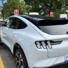 Un coche del grupo Ford cargando en uno de los supercargadores de la red de Tesla.