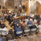 Roger Ïlla con su fortepiano ayer en la iglesia románica de Sant Joan Degollat.