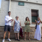 Familiares de Pilarín Minguell y la alcaldesa de Tàrrega en el descubrimiento de la placa de la calle .