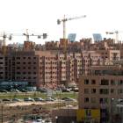 Imagen de archivo de varios edificios de viviendas a medio construir.