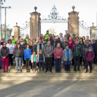 Els participants en la caminada, que va sortir des de la porta principal dels Camps Elisis de Lleida.