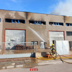 Incendi en una nau industrial a Cervera