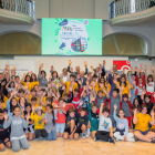 Foto de familia de los participantes del mercadillo en la sala Alfred Perenya.