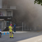 El incendio en el transformador soterrado provocó una densa columna de humo negro. 