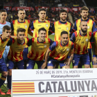 Bojan Krkic, agachado tercero por la izquierda, en un anterior partido con Catalunya.