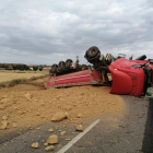 El tráiler volcó lateralmente y la carga quedó esparcida por la calzada. 