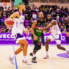 Kenny Hasbrouck, con el dorsal 41, en un partido del Cáceres.