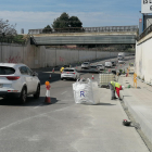 Operaris treballant ahir a l’accés al pont de Pardinyes.